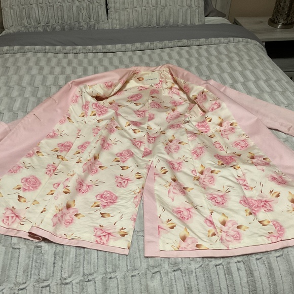 Banana Republic size small pink trench with floral lining - Picture 5 of 6